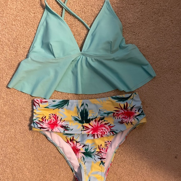 NWOT Floral Ruffled Crisscross Strap Bikini. Small.🌸 - Picture 4 of 16